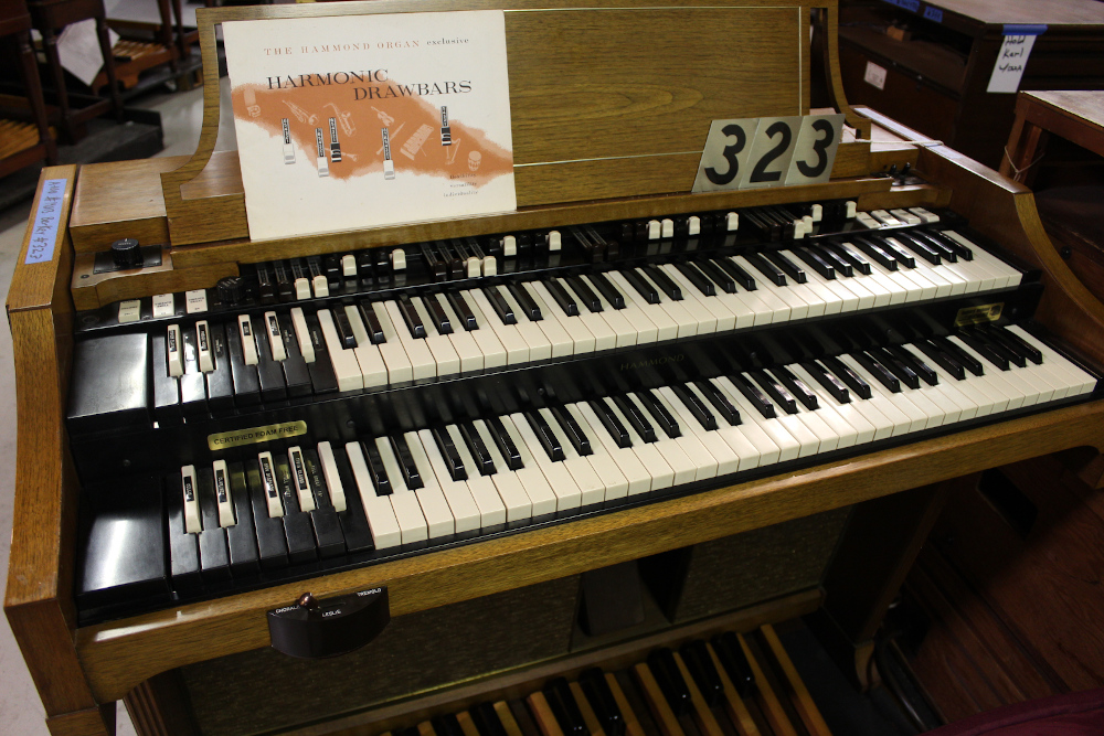 323 is a Hammond A100 in a walnut finish, paired with a Leslie 147. Serial #14013