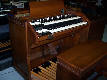 This is a Hammond C2 organ with Leslie 142!