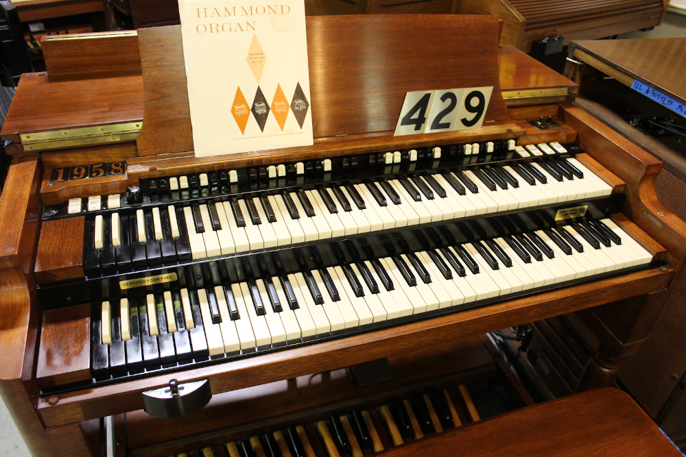 429 is a 1958 Hammond B3 in a walnut finish in great condition. Serial #76102