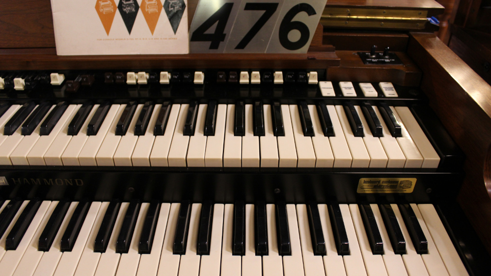 476 is a Hammond B3 in a Walnut finish.  Serial #66809