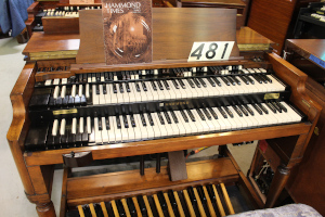 481 is a 1973 Hammond B-3 in great condition.