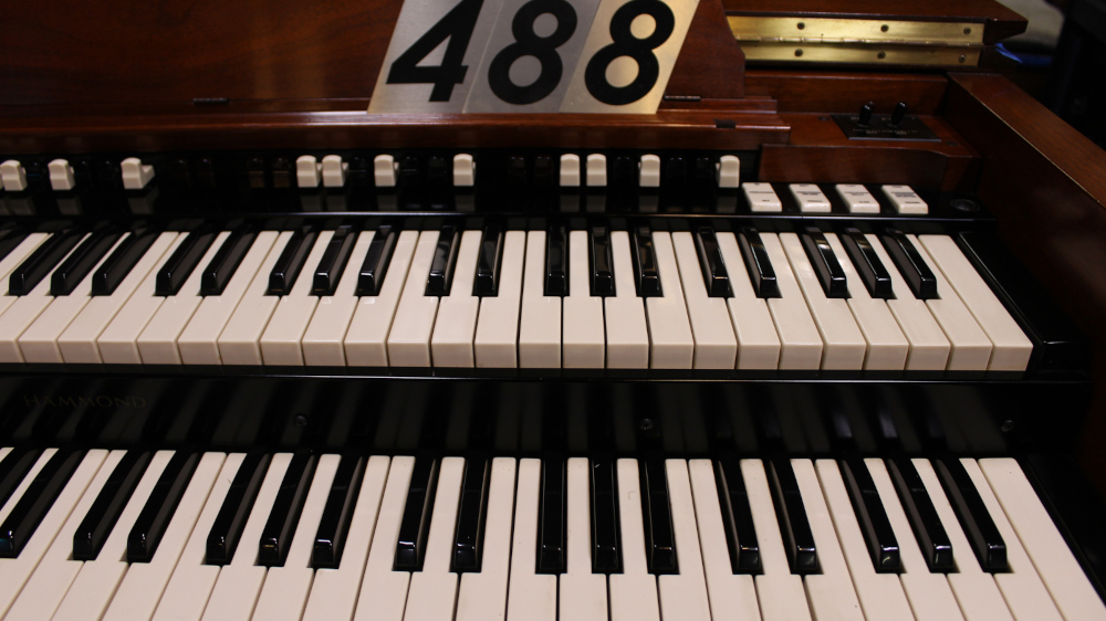 488 is a 1964/1965 Hammond B3 in a Walnut finish.  Serial #93871