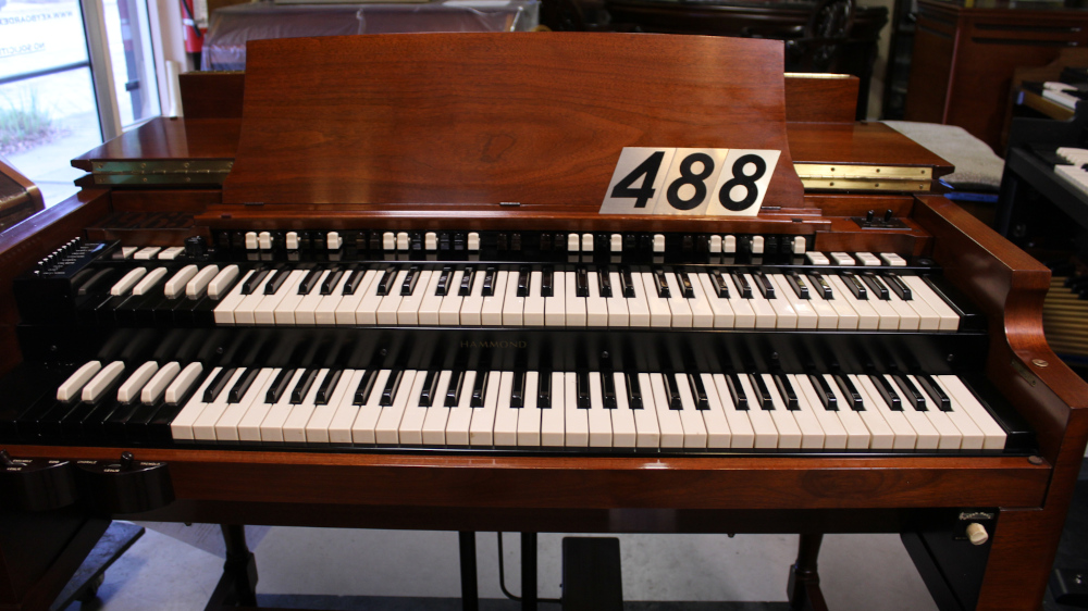 488 is a 1964/1965 Hammond B3 in a Walnut finish.  Serial #93871