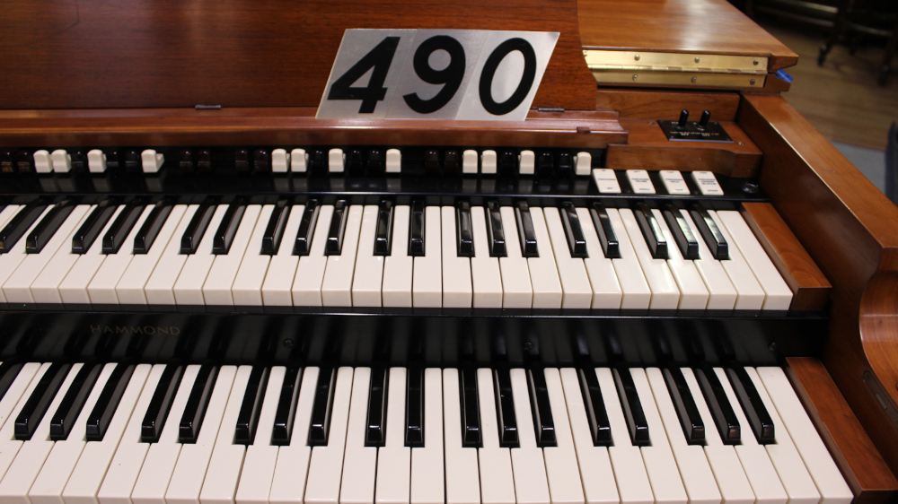 490 is a 1958 Hammond B3 in a Fruitwood finish. Serial #75828