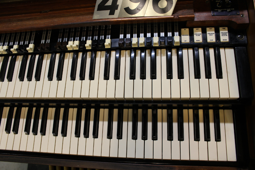 496 is a 1971 Hammond B3 in a walnut finish. Serial #C-121239