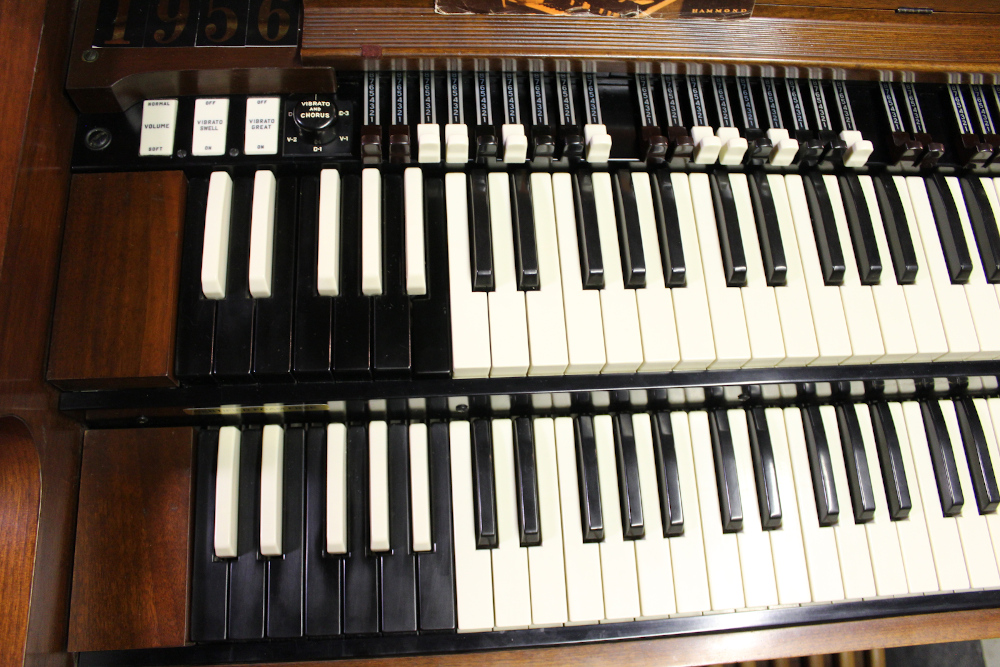 511 is a 1956 Hammond B3 in a walnut finish. Serial #60061