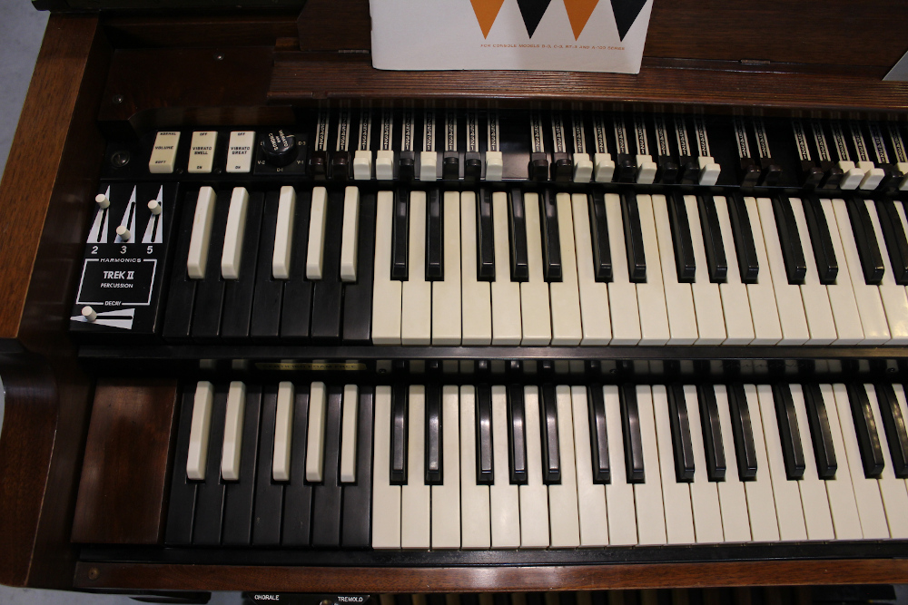 513 is a 1951 Hammond B-2 with smooth pulling drawbars, and is paired with a 125 Leslie that has been modified into a 142! !