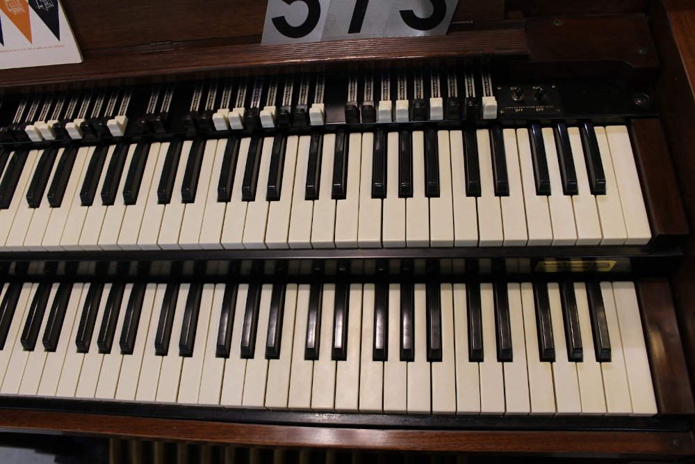 513 is a 1951 Hammond B2 with smooth pulling drawbars, and is paired with a 125 Leslie that has been modified into a 142! 