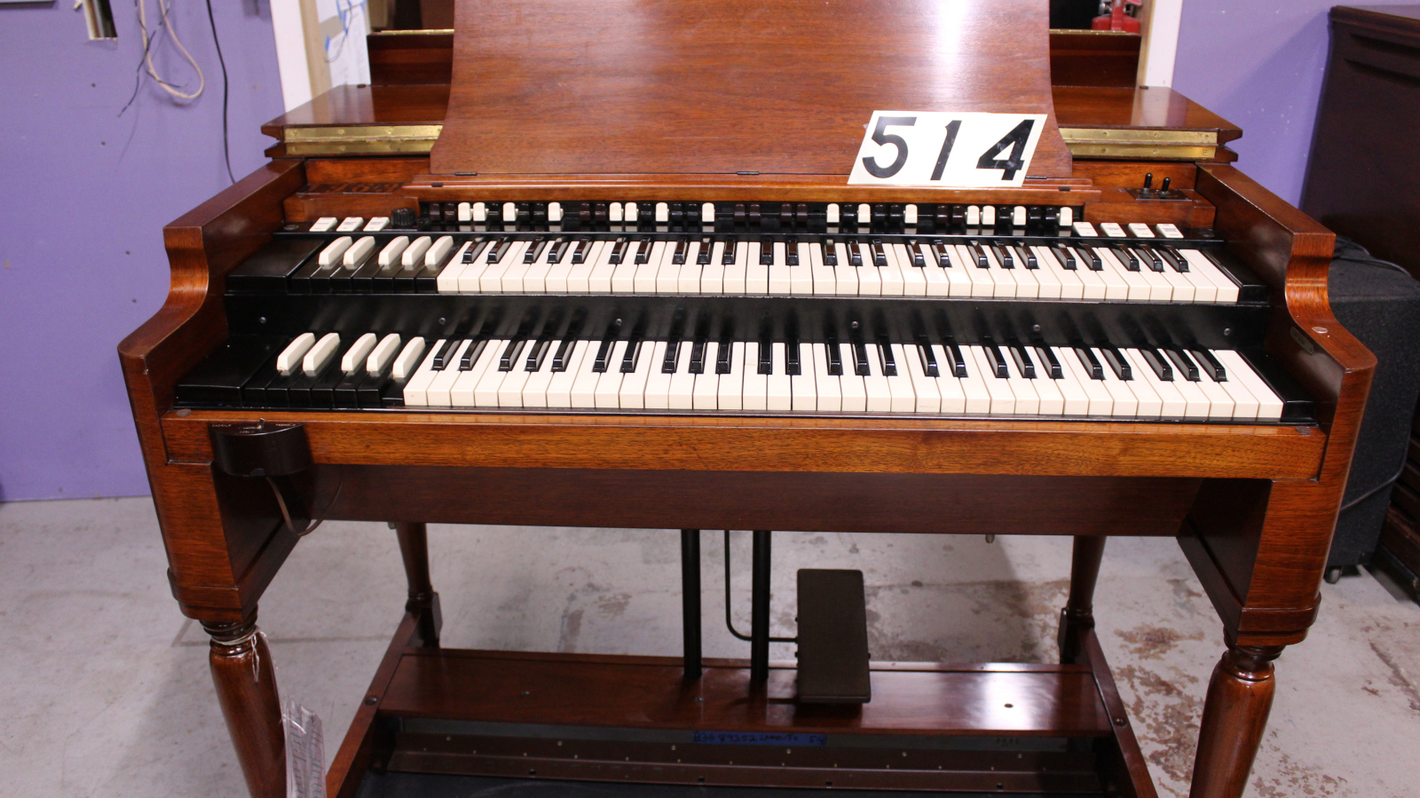 514 is a 1963 Hammond B3 in a Mahogany finish. Serial #89352