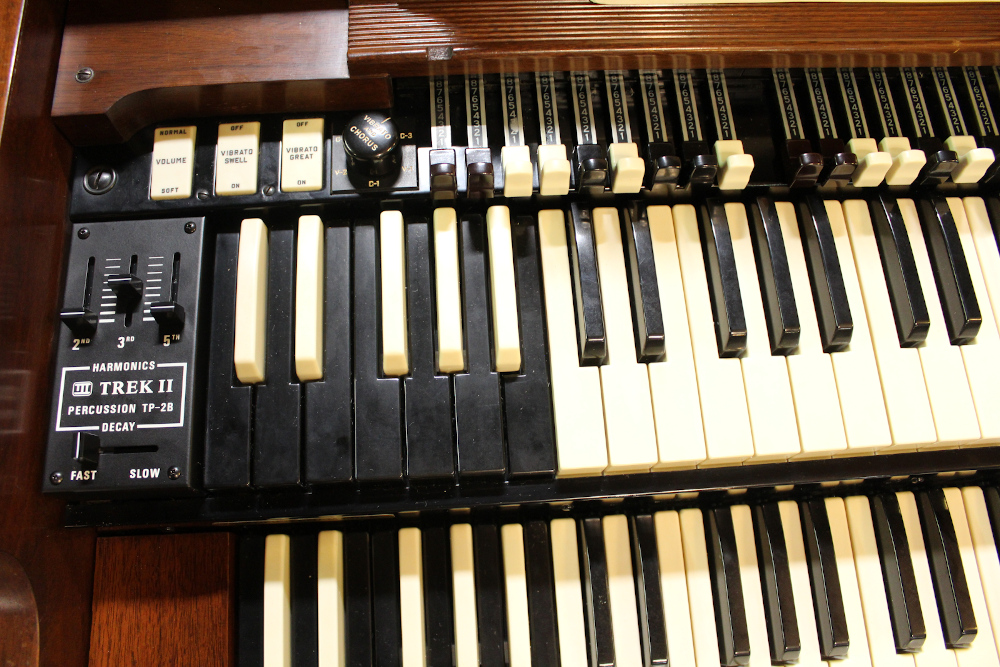 516 is a 1954 Hammond B2 with factory smooth drawbars!