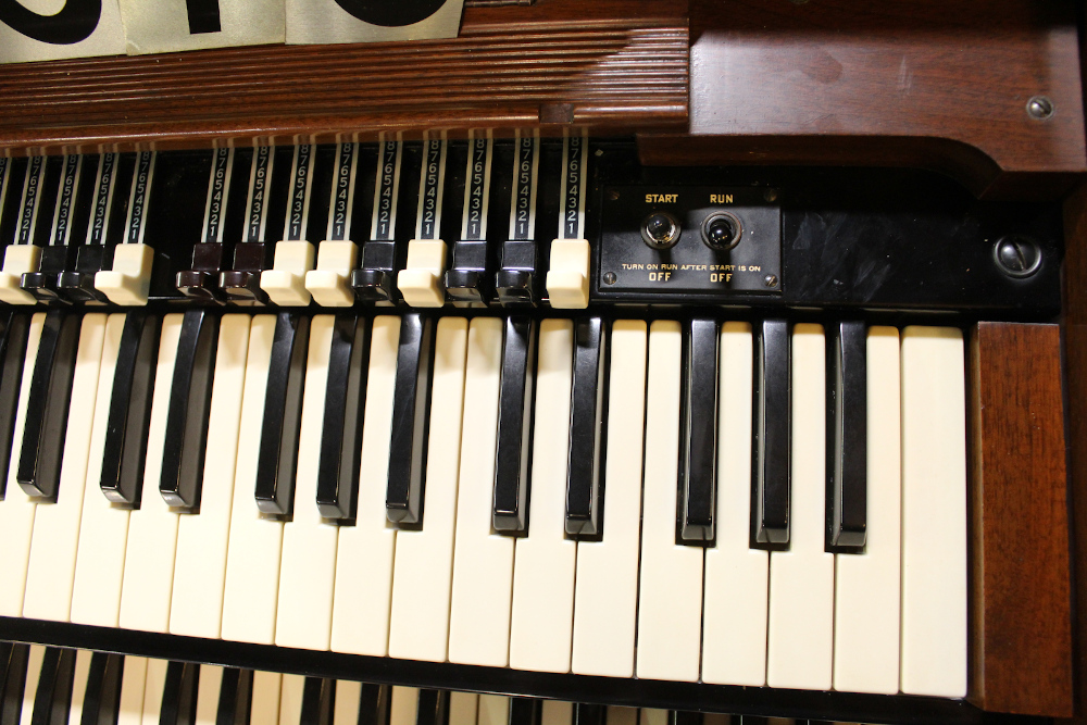 516 is a 1954 Hammond B-2 with factory smooth drawbars!