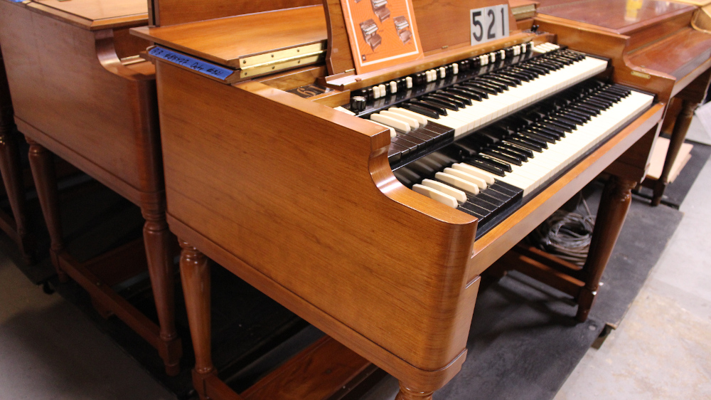 521 is a 1961 Hammond B3 in a Fruitwood finish world class grain with 2 Leslie 122's.  