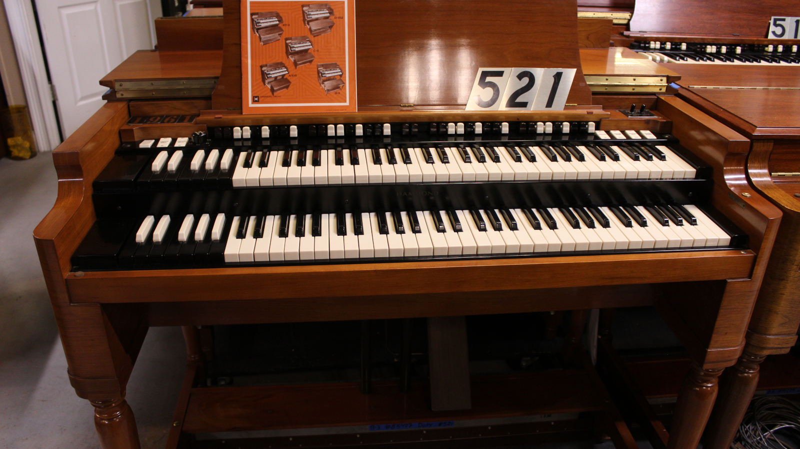 #521 is a 1961 Hammond B3 in a Fruitwood finish world class grain with 2 Leslie 122's.  Serial #85