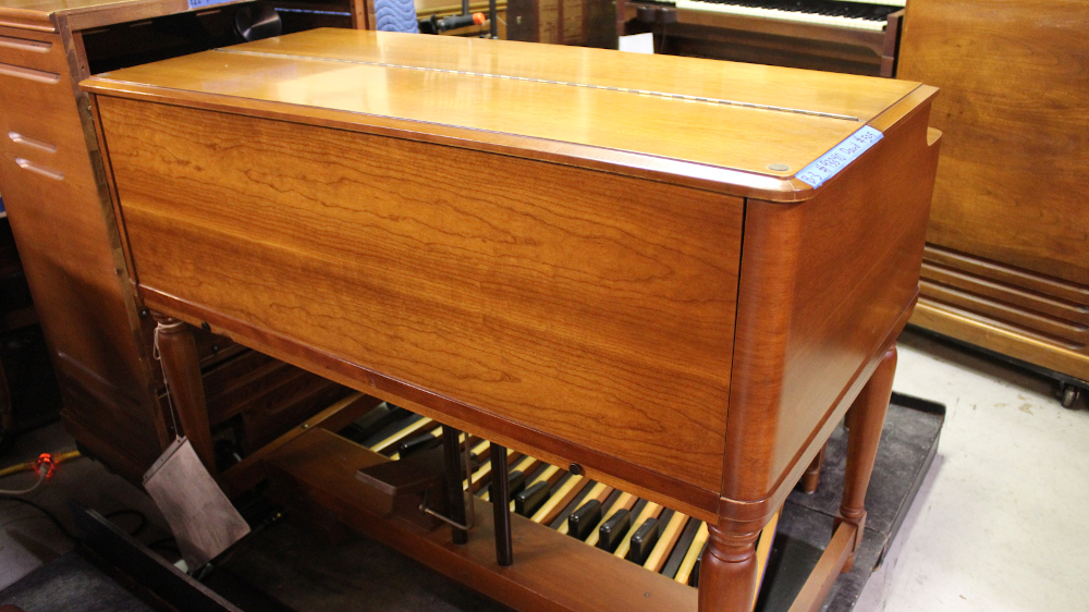 525 is a 1964 Hammond B3 in a fruitwood finish. Serial #93340