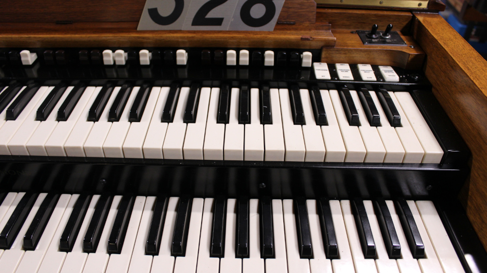 528 is a 1965 Hammond B3 in a Walnut finish.  Serial #94235