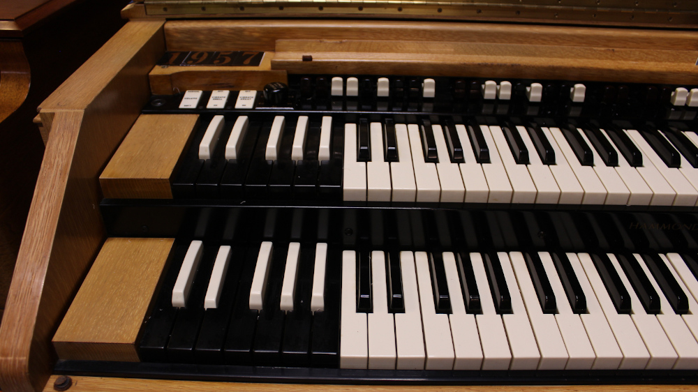 551 is a Hammond C-3 in a Blond finish. Serial #69979