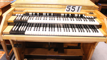 551 is a Hammond C3 in a Blond finish.