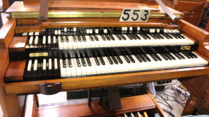 553 is a Hammond B3 in a fruitwood finish.