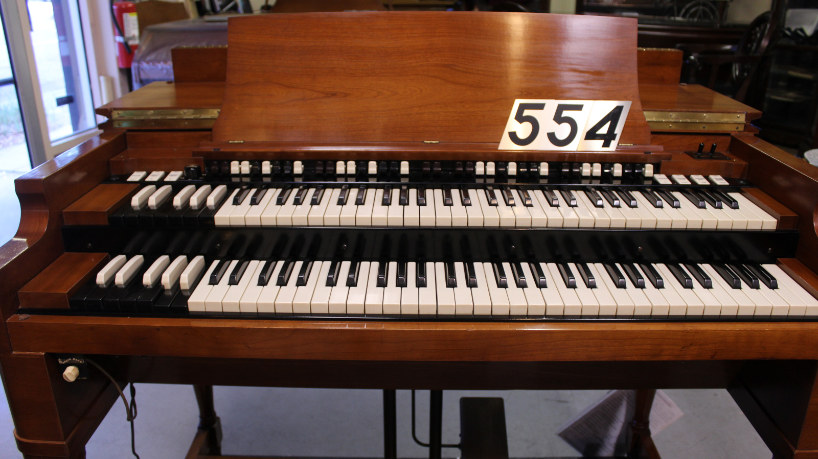 554 is a 1958 Hammond B3 in a Walnut finish.  Serial #75782