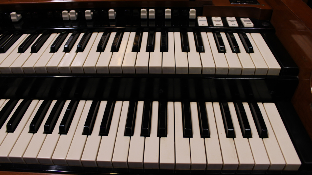 596 is a 1964 Hammond B3 in a Fruitwood finish.  Serial #91380