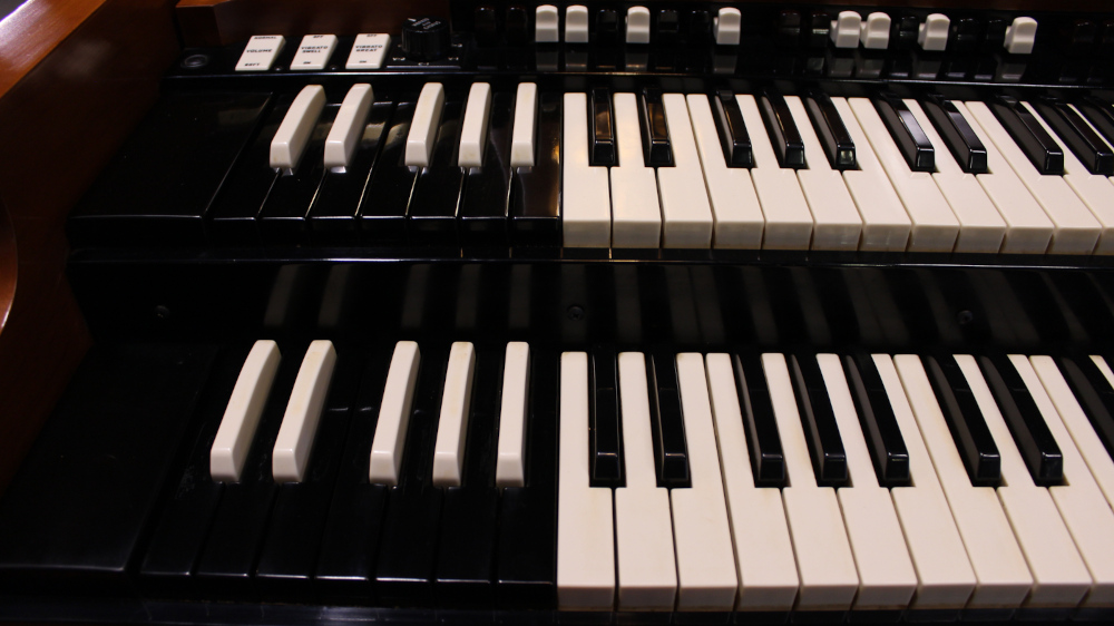596 is a 1964 Hammond B3 in a Fruitwood finish.  Serial #91380