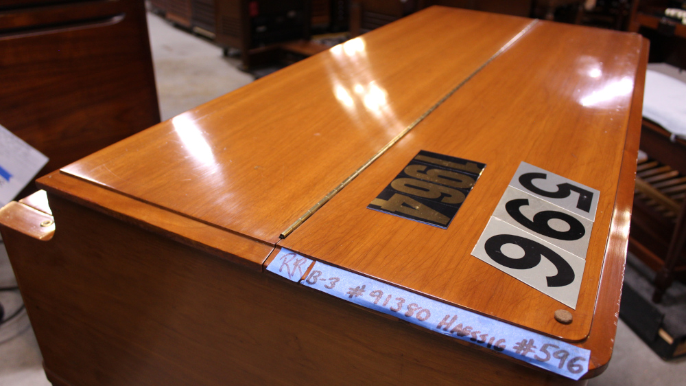 596 is a 1964 Hammond B3 in a Fruitwood finish.  Serial #91380