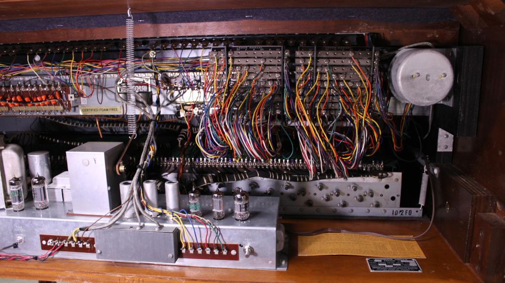 600 is a 1959 Hammond B3 in a Walnut finish.  Serial #78288