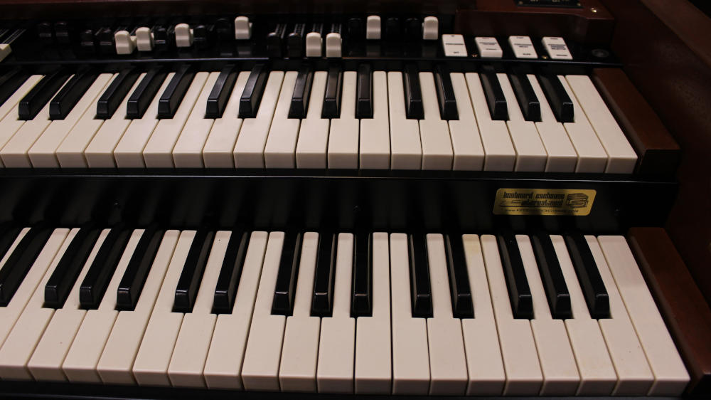 615 is a 1952 Hammond B2 converted to a B3 in a walnut finish.  Serial #45915