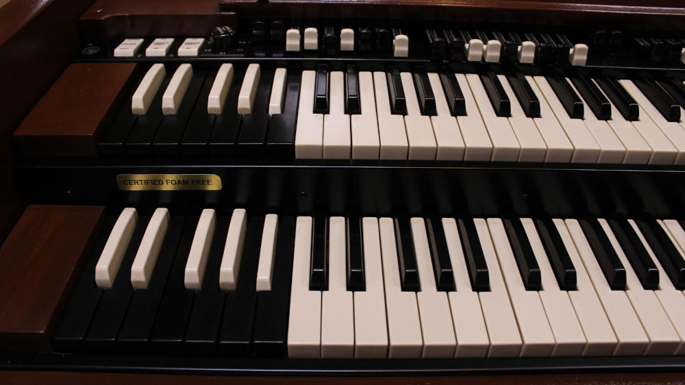 615 is a 1952 Hammond B2 converted to a B3 in a walnut finish.  Serial #45915