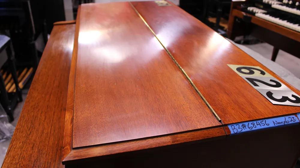 Closed cabinet lid on 1957 Hammond B3 #623 in mahogany finish