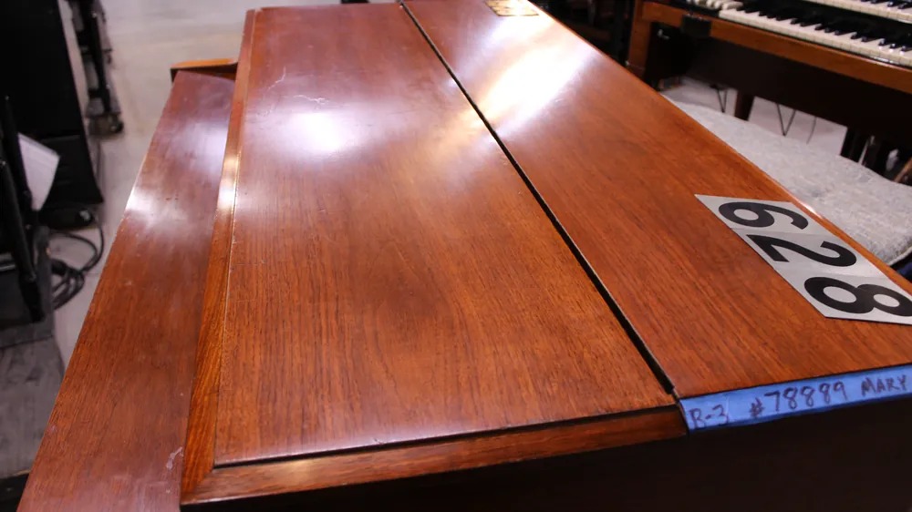 Closed cabinet lid on 1959 Hammond B3 #628 in mahogany finish
