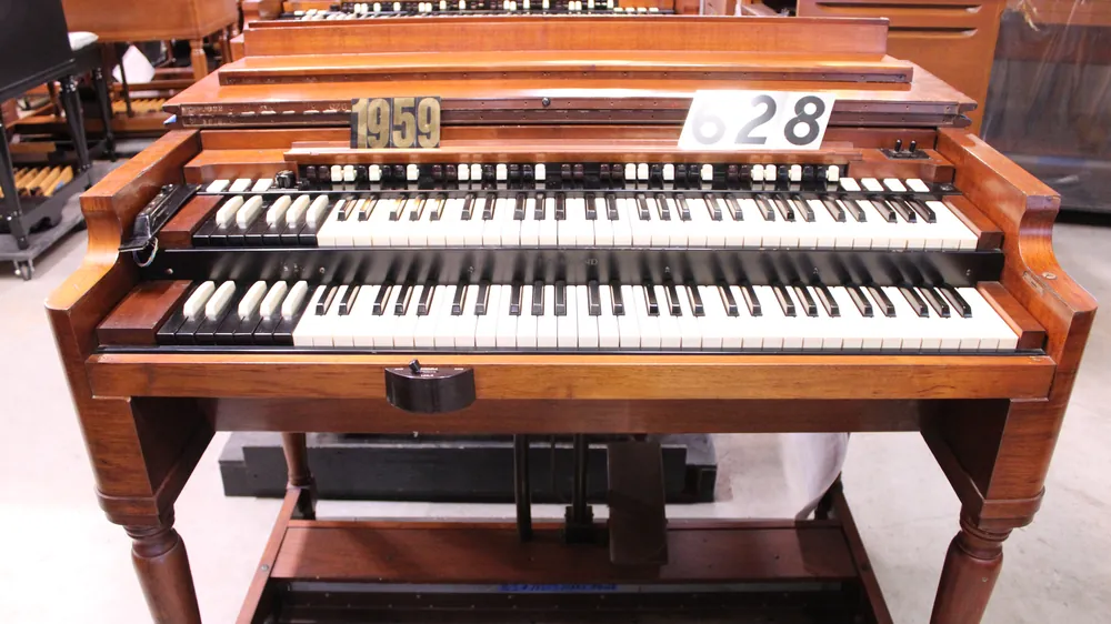Front view of 1959 Hammond B3 #628 in mahogany finish, to be restored
