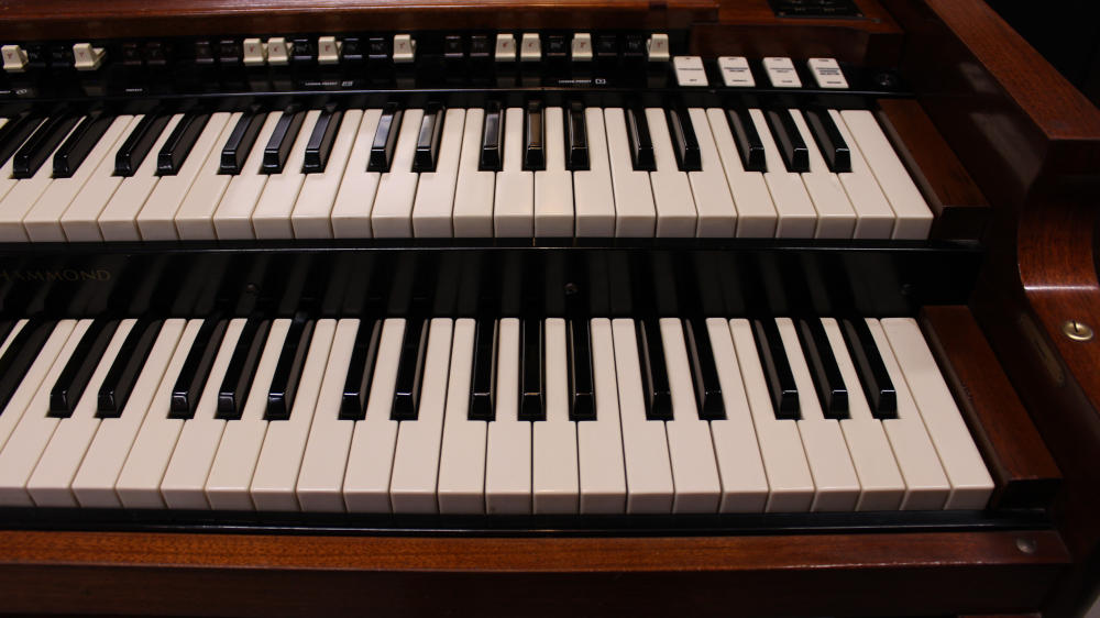 633 is a 1958 Hammond B-3 in a mahogany finish, Serial 73995, for sale now. A golden-era classic that blends elegance, craftsmanship, and the unmistakable Hammond voice.