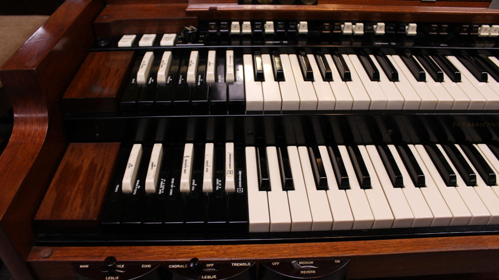 633 is a 1958 Hammond B-3 in a mahogany finish, Serial 73995, for sale now. A golden-era classic that blends elegance, craftsmanship, and the unmistakable Hammond voice. for sale!