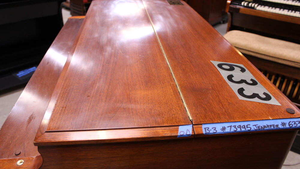 633 is a 1958 Hammond B-3 in a mahogany finish, Serial 73995, for sale now. A golden-era classic that blends elegance, craftsmanship, and the unmistakable Hammond voice.