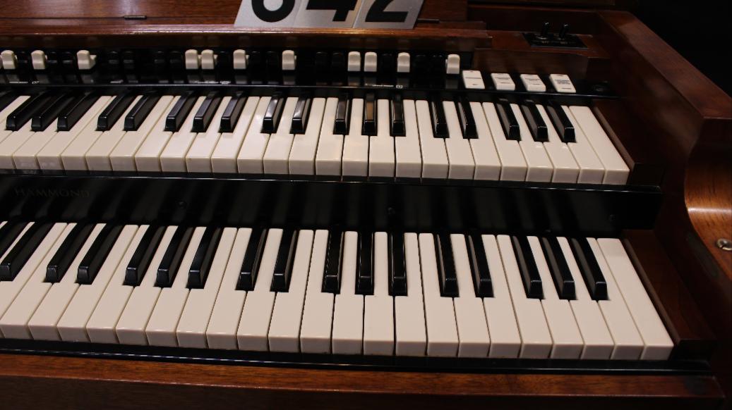 642 is a 1960 Hammond B3 in a walnut finish