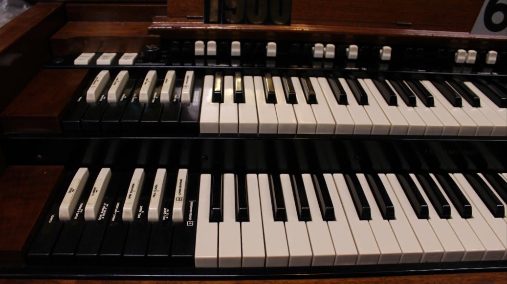 642 is a 1960 Hammond B3 in a walnut finish for sale!