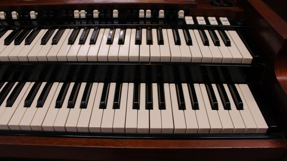 647 is a 1961 Hammond B-3 in a mahogany finish, Serial 84644, for sale now. A beautiful vintage organ with that unmistakable Hammond warmth, ready to bring music into your home, church, or studio.