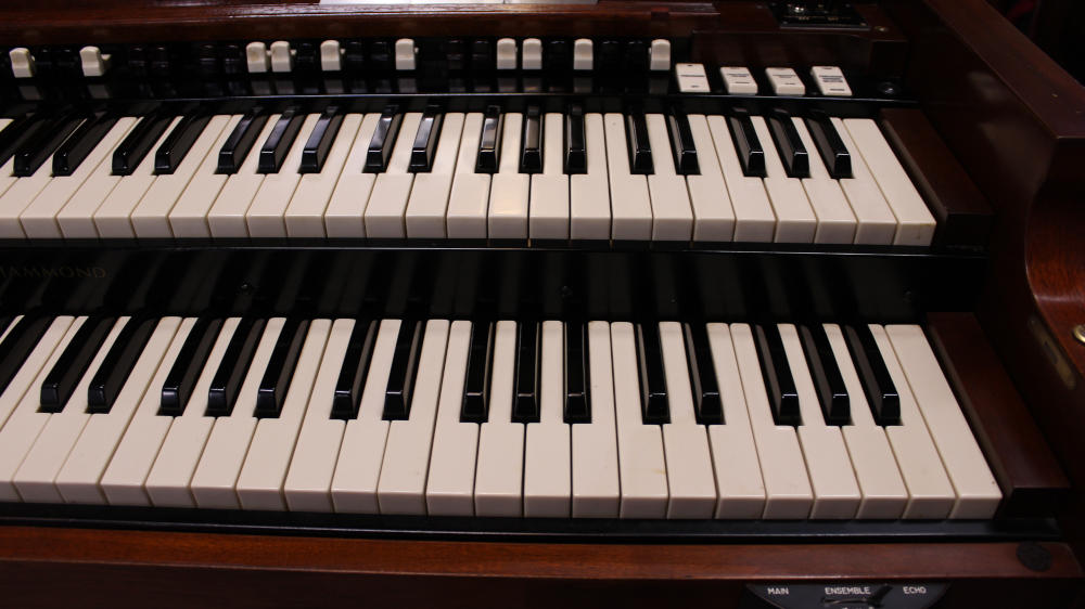 654 is a 1957 Hammond B3 in a walnut finish