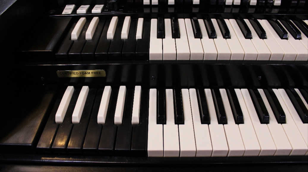 662 is a 1962 Hammond C3 in a Ebony finish.