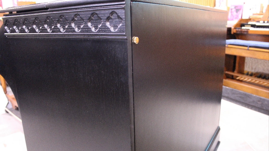 662 is a 1962 Hammond C3 in a Ebony finish.