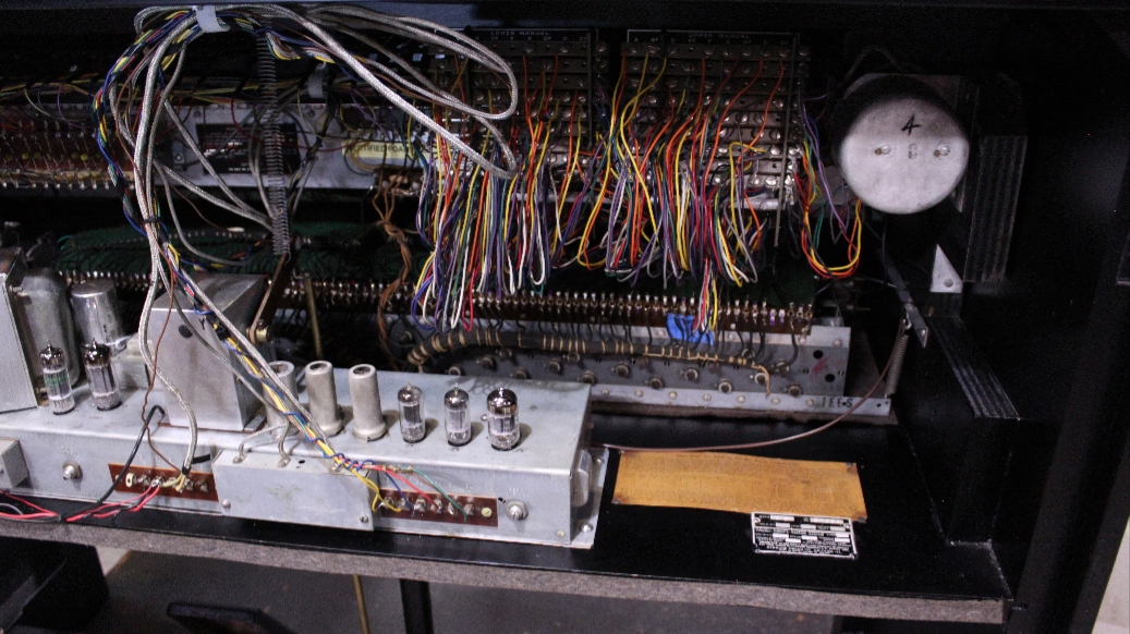 662 is a 1962 Hammond C3 in a Ebony finish.