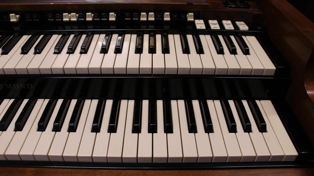 672 is a 1970 Hammond B-3 in a classic walnut finish, Serial B-70773, for sale now. Built near the end of Hammond’s production era, it represents decades of proven design and lasting musical tradition.
