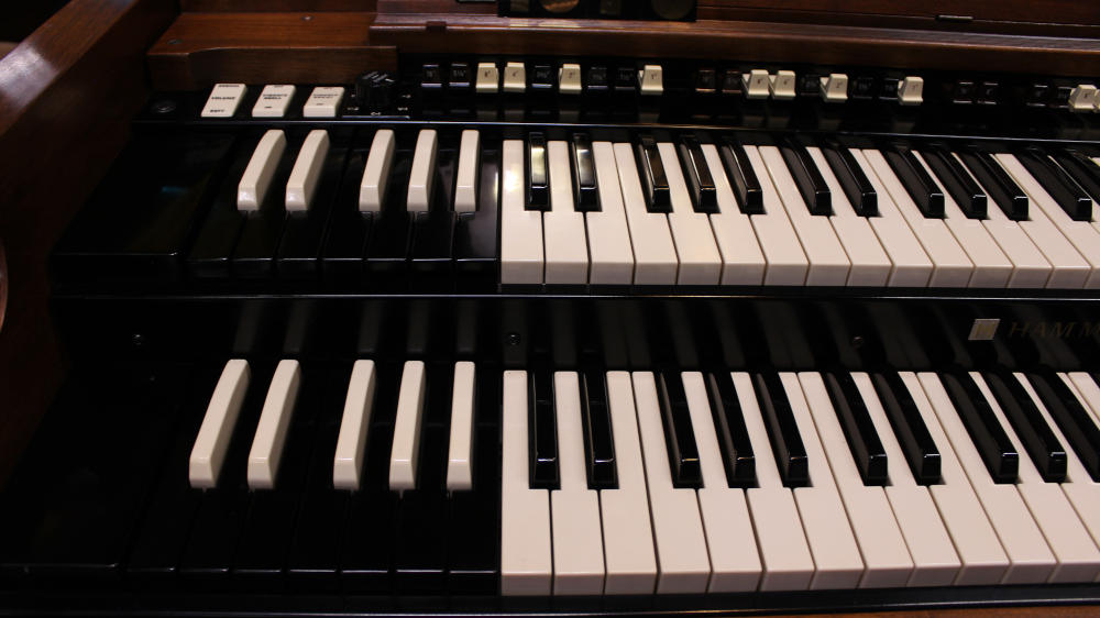 672 is a 1970 Hammond B-3 in a walnut finish for sale!