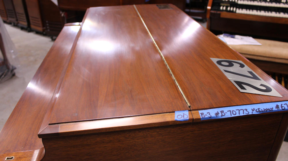 672 is a 1970 Hammond B-3 in a classic walnut finish, Serial B-70773, for sale now. Built near the end of Hammond’s production era, it represents decades of proven design and lasting musical tradition.