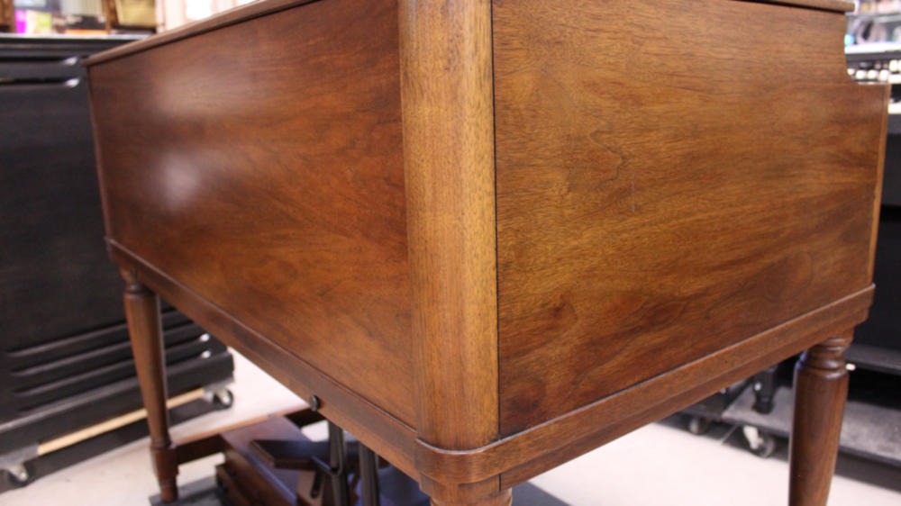 672 is a 1970 Hammond B3 in a walnut finish for sale!