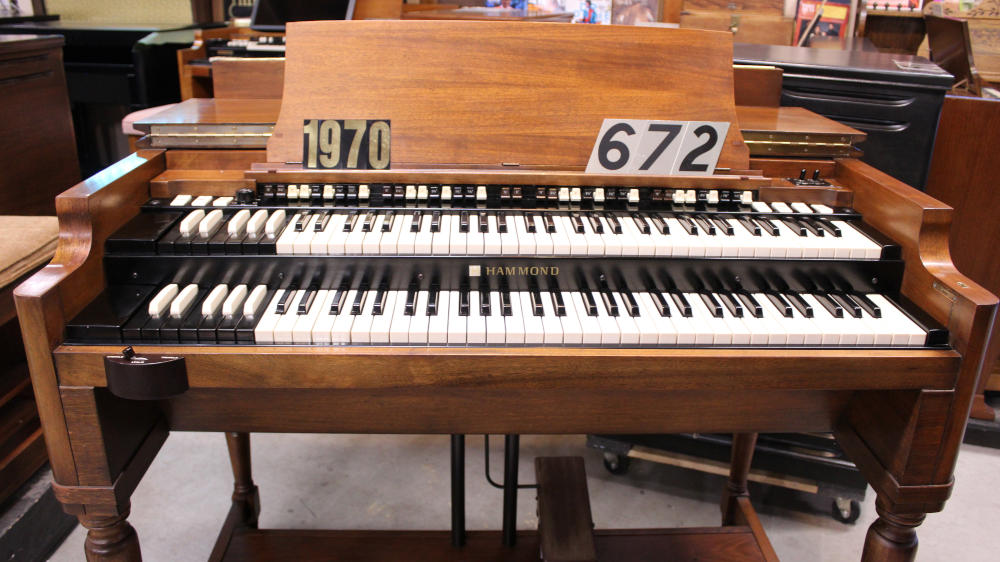 672 is a 1970 Hammond B3 in a walnut finish