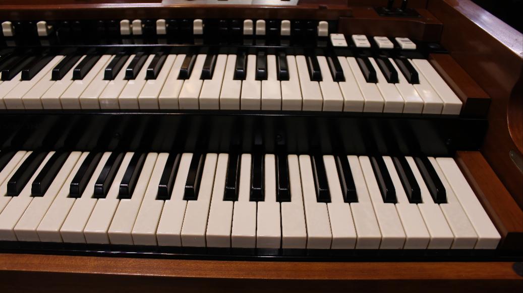674 is a 1958 Hammond B3 in a fruitwood finish