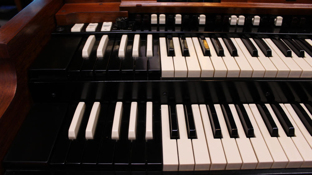 679 is a 1964 Hammond B-3 in a mahogany finish, Serial 91421, for sale now. An organ that carried the sound of the '60s—soul, gospel, and jazz all found their voice in the Hammond of this era. for sale!