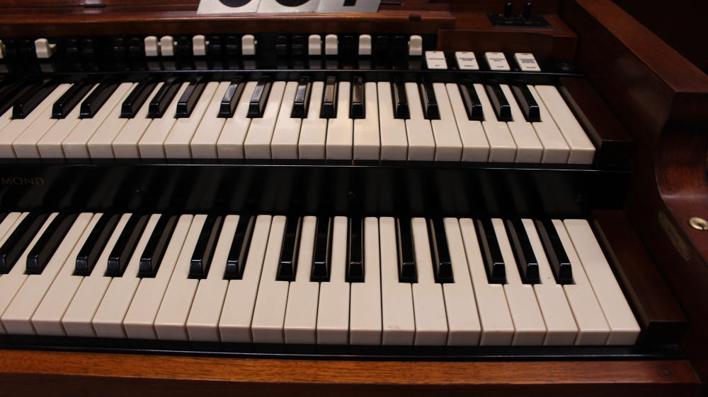 681 is a 1957 Hammond B-3 in a mahogany finish, Serial 71044, for sale now. Born in the golden age of Hammond, this organ carries the same soulful voice that shaped gospel choirs, jazz clubs, and R&B stages.